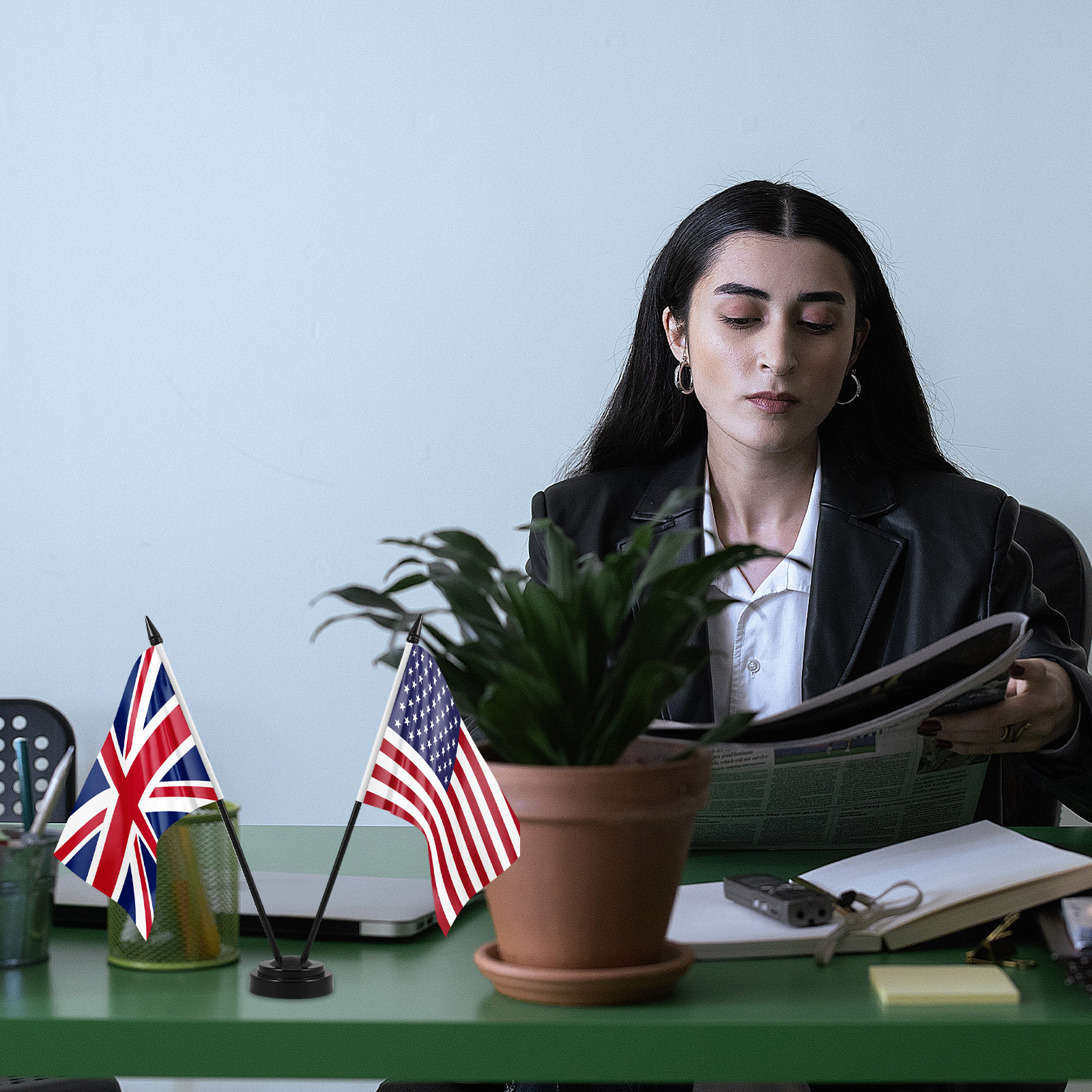Small Flag Holder for Desk Out - Office Furniture Table recensie en prijs